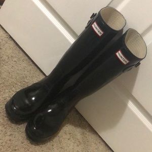 Hunter Black Tall Gloss Boots + spray